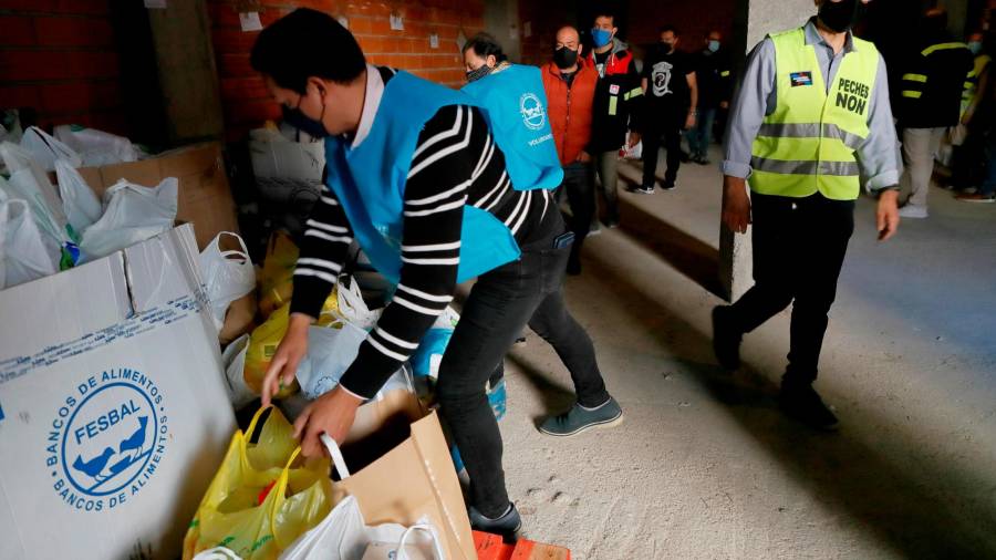 Operarios de Alcoa depositaron este viernes comestibles en el Banco de Alimentos de A Mariña en Foz. Foto: Efe/ E. Trigo