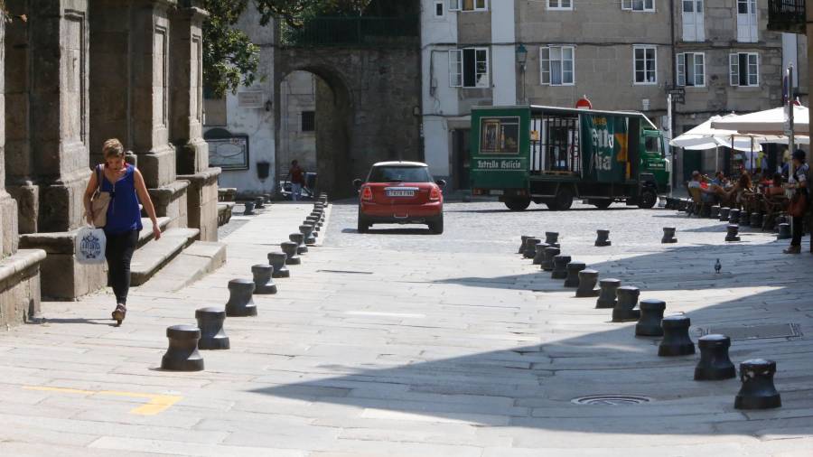 Movilidad. Praza de Mazarelos, prácticamente libre de circulación de coches en hora de carga y descarga. Foto: F. Blanco 
