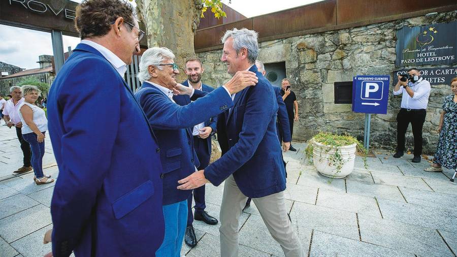 El reconocido comunicador recibió al presidente de la Xunta con un abrazo en el pazo de Lestrove. Foto: Xunta