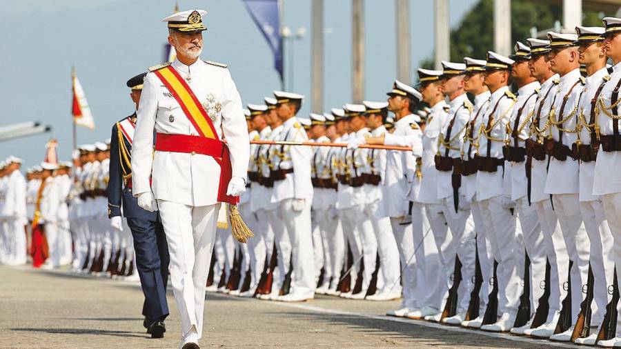 pasa revista. Felipe VI acudió a Marín para presidir el acto de entrega de despachos a 106 alumnos de la Escuela Naval . Foto: Efe