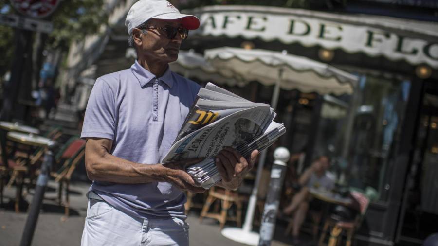 El último vendedor ambulante de prensa de París no piensa jubilarse