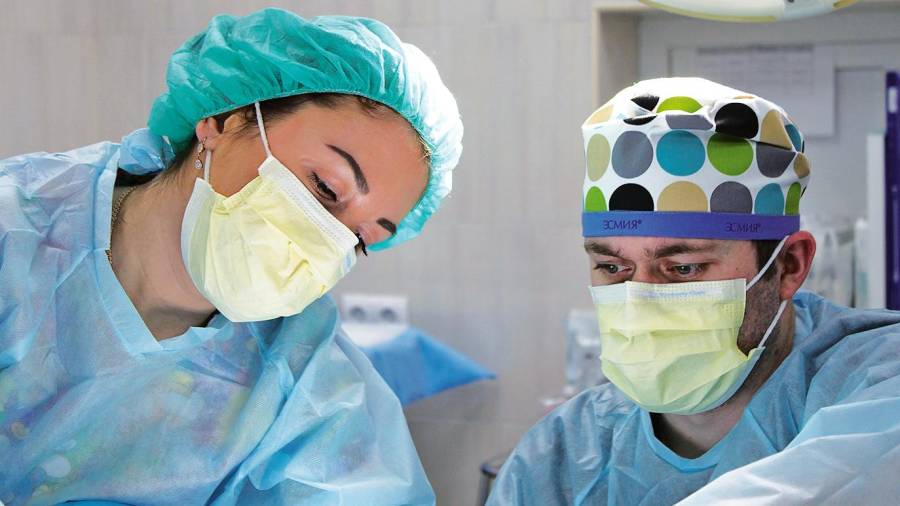 Cirujanos realizando una operación en quirófano. Foto: ECG