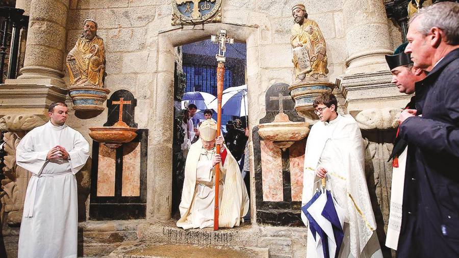 El arzobispo de Santiago oró de rodillas frente a la Puerta Santa momentos antes de cerrarla con llave