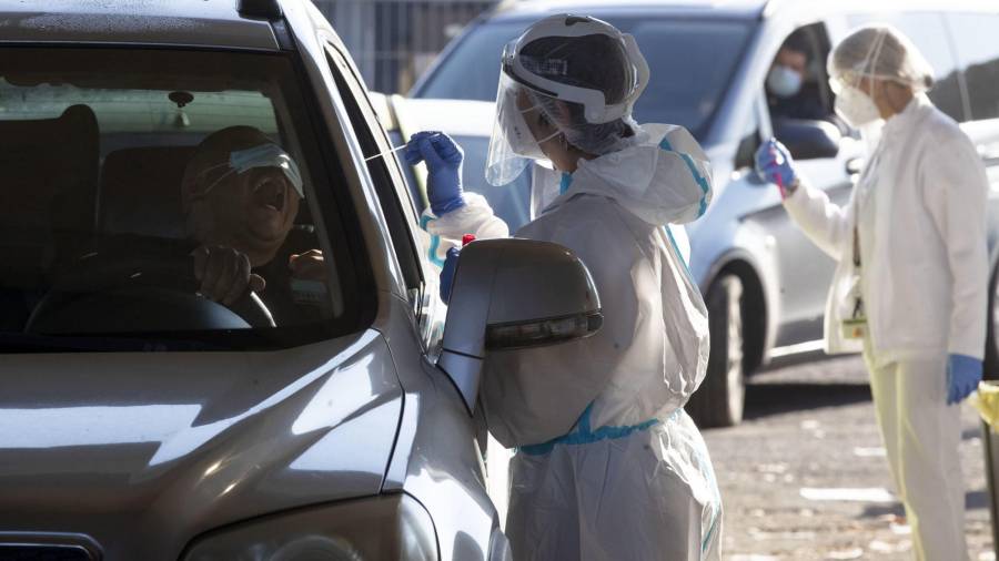 Sanitarios toman muestras para la realización del test del covid a automovilistas en Roma (Italia). FOTO: EFE/EPA/MASSIMO PERCOSSI