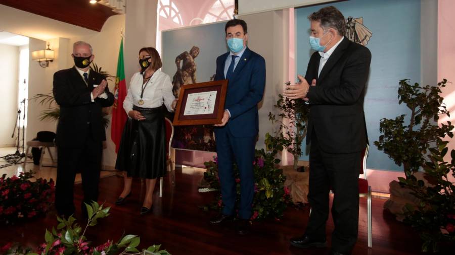 El conselleiro de Cultura, Román Rodríguez, en el acto de entrega de la insignia de oro de la entidad