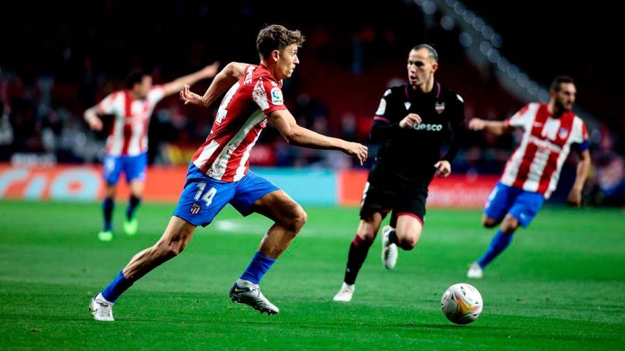Lllorente, jugador del Atlético de Madrid, avanza. Foto: ATM