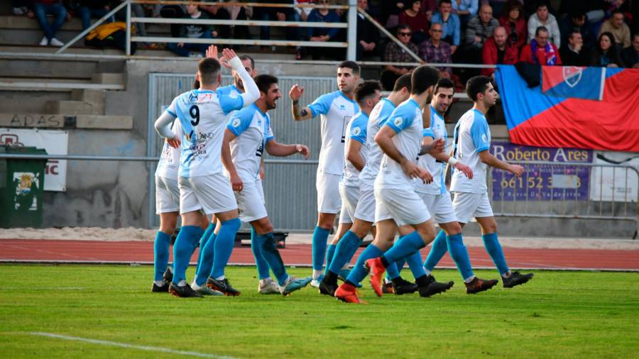 histórico Los jugadores del Compos celebran un gol en el primer triunfo de la SD en Calabagueiros. Foto: Amadeo Rey 