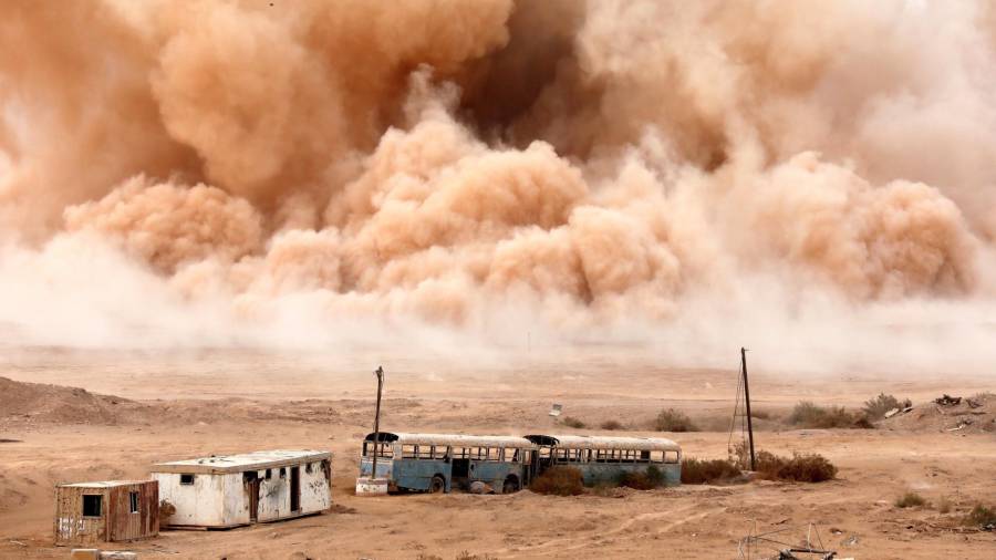 El polvo se eleva durante unas práctica militares en el desierto israelita de Arava. (Autor, Abir Sultan. Fuente, EFE)