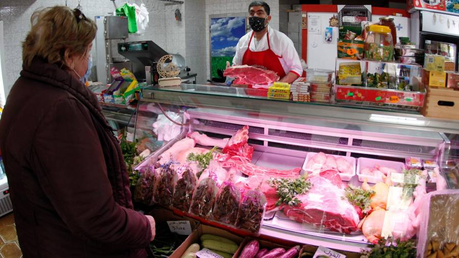 Vecinos de Pontepedriña, como Piedad Buján, son clientes habituales de la tienda árabe