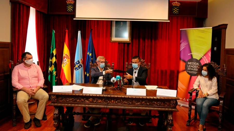 Los conselleiros Rueda y González firmando el pacto de colaboración en el Concello de Ordes. Foto: X. G.