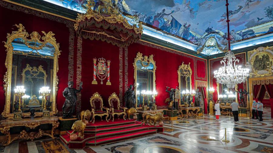 El Salón del Trono conserva la totalidad de su conjunto decorativo tal y como fue ideado y realizado en el reinado de Carlos III debido a que quedó completamente acabado en 1772. (Fuente, EFE)