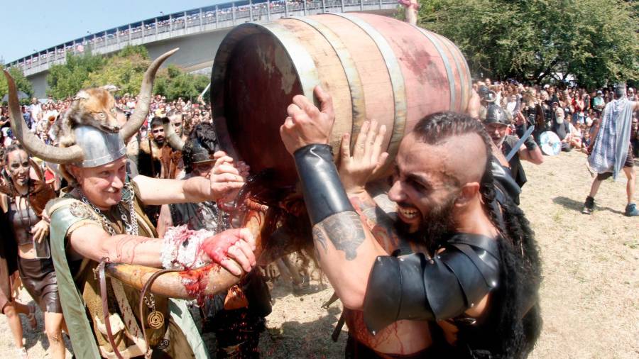 VINO. Los vikingos se pusieron de vino hasta los cuernos. Foto: F. Blanco