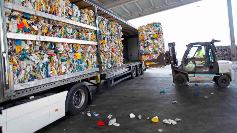 Una carretilla carga plástico reciclable en un contenedor en el complejo de tratamiento de residuos de Sogama Foto: Cabalar