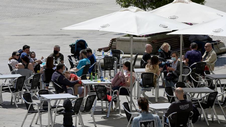 Varias persoas na terraza dun bar, a 29 de maio de 2021, na Coruña, Galicia. / M. Dylan / Europa Press