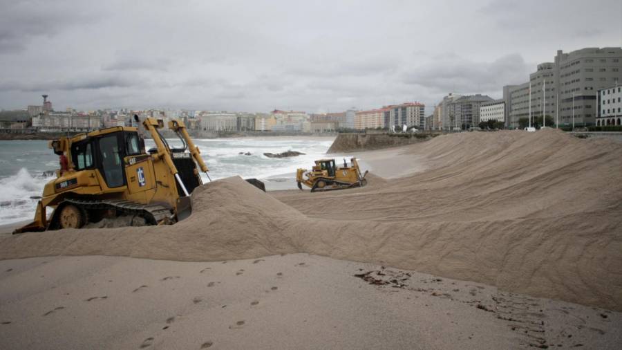 A CORUÑA, 27/10/2020.- Dos excavadoras trabajaban hoy en la playa de Riazor donde cada año retiran la arena para que no se la lleven los sucesivos temporales que azotan durante el invierno a esta costa, formando además una duna que protege al paseo marítimo. EFE/ Cabalar