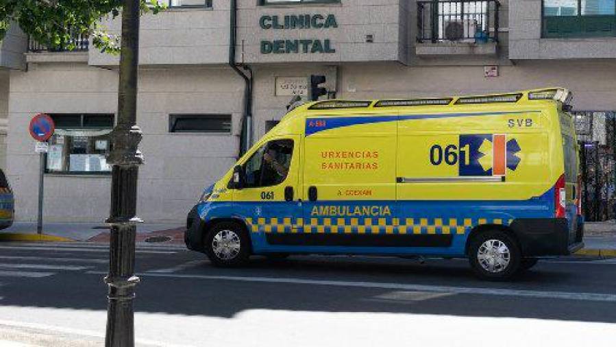 Una ambulancia del servicio de urgencias sanitarias 061, en Bertamiráns. Foto: Angy Álvarez/ ECG
