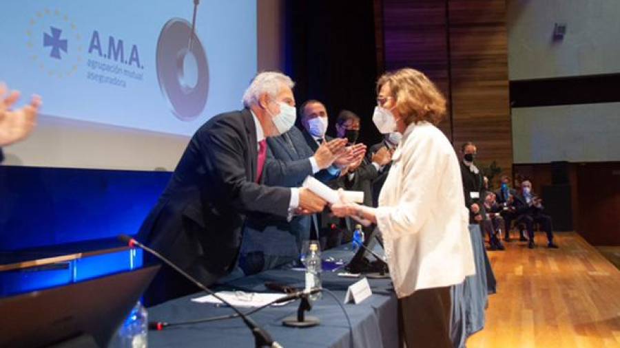 El presidente del Parlamento de Galicia, Miguel Ángel Santalices, hace entrega a la doctora Marisa Crespo de la medalla de Oro y Brillantes del Colegio Oficial de Médicos de A Coruña. AGUAMARINA