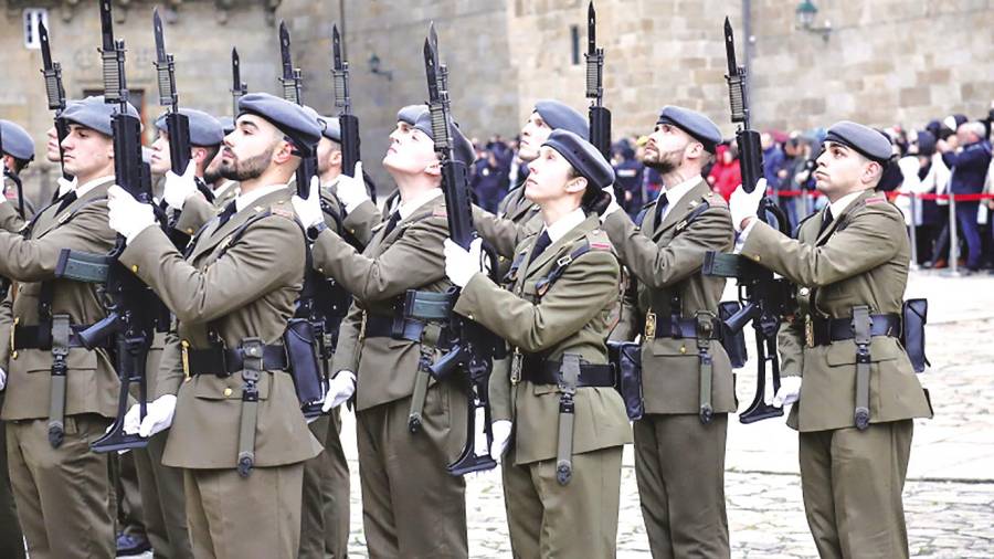 Militares formando el sábado en la plaza del Obradoiro durante la celebración de los actos de cierre de la Puerta Santa
