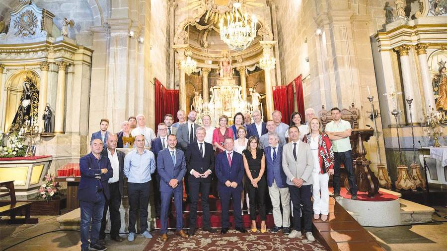 El presidente de la Xunta de Galicia con el resto de autoridades ante el altar de la iglesia de Santiago