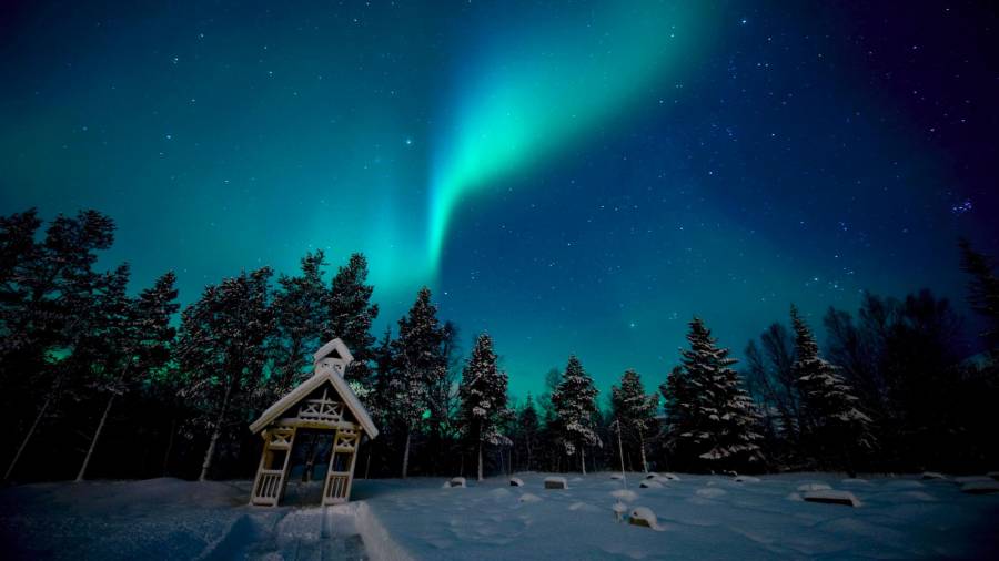 La aurora boreal pinta de turquesa el cielo noruego de Grotfjot durante la noche del 17 de enero de 2010. (Autor, Martial Trezzini. Fuente, EFE)