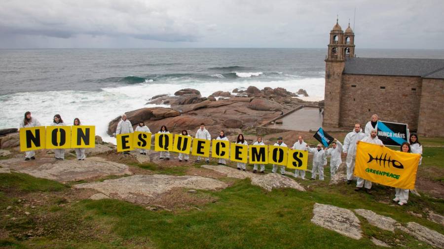 Voluntarios de Greenpeace este sábado ante el santuario de la Barca, en Muxía. Foto: Greenpeace