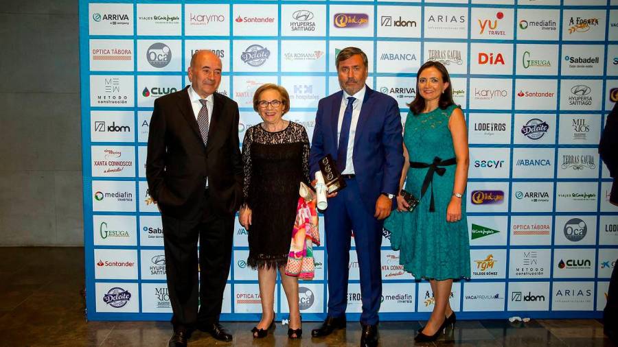 El premiado Antonio Agrasar, segundo derecha, posó junto a Loncho Touceda, Margarita Taboada y Sonia Touceda. FOTO: F. BLANCO / A. HERNÁNDEZ / P. SANGIAO / N. SANTÁS / L. POLO