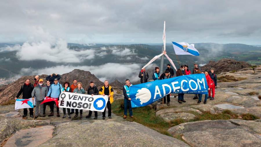 Participantes na marcha no cumio da Moa, no Monte Pindo. Foto: M. S.