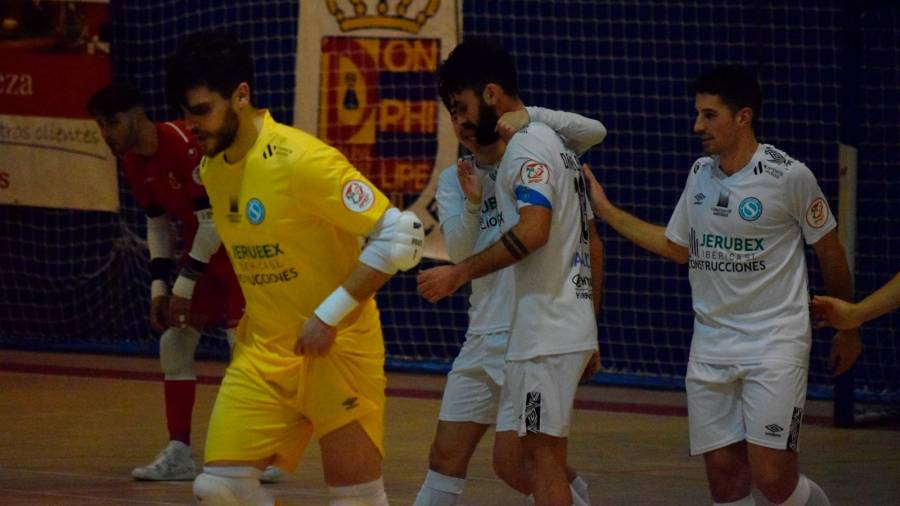 UNA ALEGRÍA Los jugadores del Jerubex Santiago Futsal celebran un gol en su partido en Móstoles. Foto: SF 