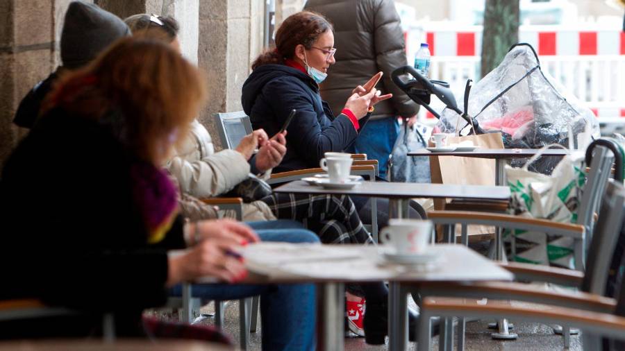 Varias personas toman café en la terraza de un bar en Vigo (Foto: EFE/ Salvador Sas)