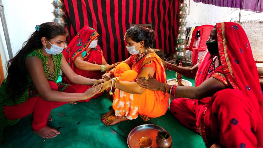 Bride está siendo maquillada en los preparativos previos a la boda. (Autor, Sanjeev Gupta. Fuente, EFE)