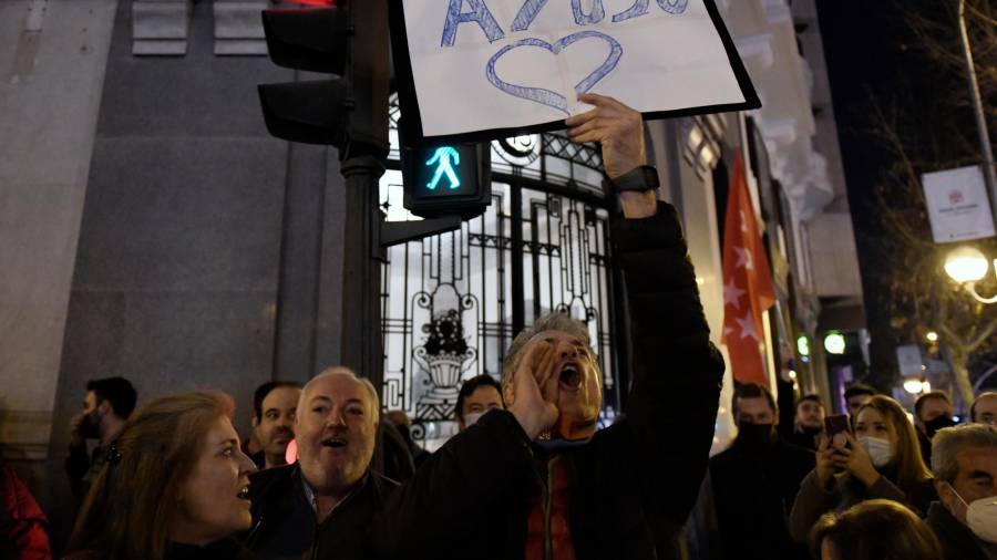 Varias personas participan en una manifestación en apoyo a la presidenta de la Comunidad de Madrid, Isabel Díaz Ayuso, frente de la sede del Partido Popular en la calle Génova, a 18 de febrero de 2022, en Madrid (España) // Fernando Sánchez / Europa Press 18/02/2022