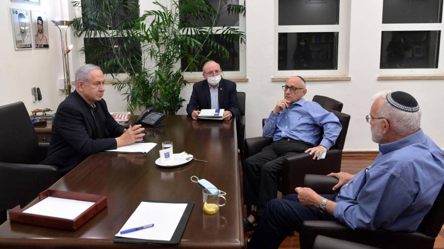 Netanyahu, a la izquierda, ayer en su despacho. Foto: E. Press