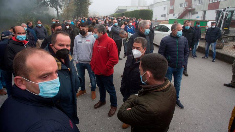 Protesta de ganaderos gallegos en Vilalba, ante la factoría de Lactalis. Foto: Europa Press