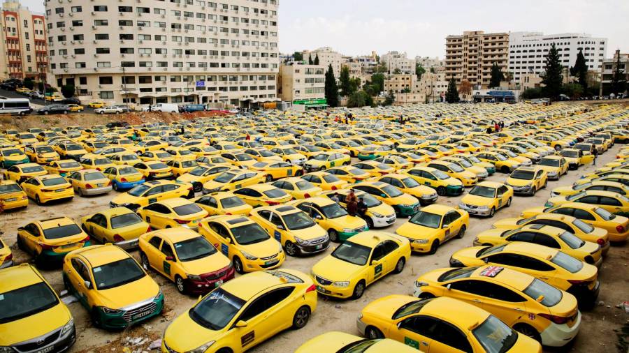 Taxis aparcados durante una protesta en la ciudad jordana de Amman. (Autor, Andre Pain. Fuente EFE)