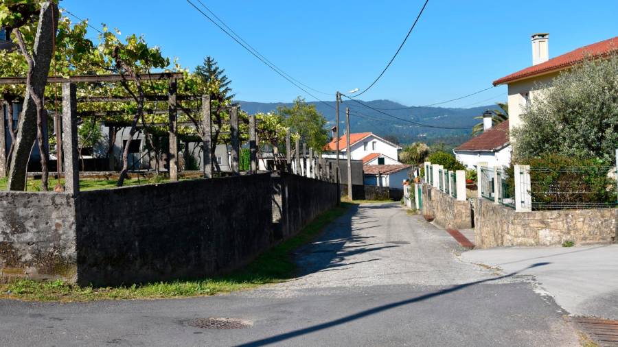 Unha vista da aldea de Ortoñiño que, xunto ca das Cortes, vai mellorar o seus viais interiores. Foto: CDA