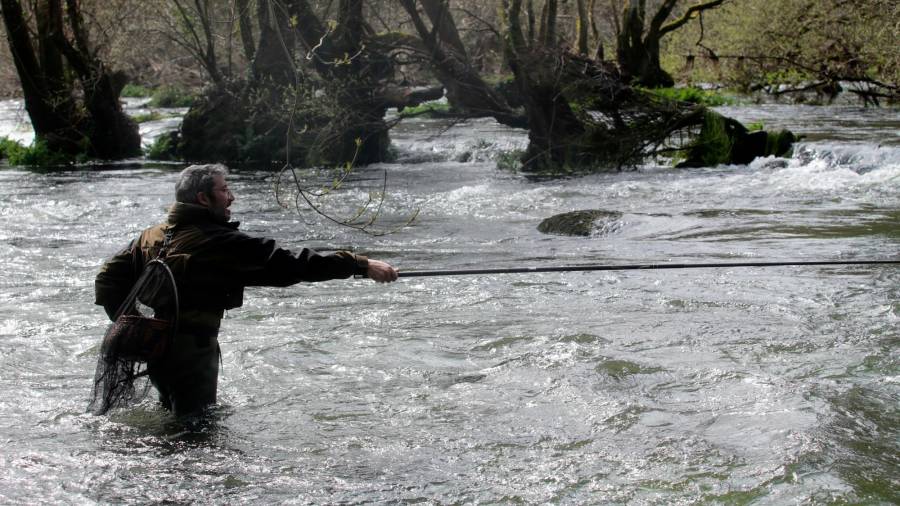Un pescador, lanza la caña en el río Asma, en Chantada, durante el primer día de temporada de pesca fluvial, a 20 de marzo de 2022, en Xxx, Lugo, Galicia (España). La temporada de pesca ha dado comienzo este domingo en la mayor parte de los ríos de Galicia y finaliza el 31 de julio. La temporada para las masas de agua salmoneiras y las de montaña comienza el 1 de mayo y en los cotos de pesca intensiva y en los tramos de pesca sin muerte, se extiende hasta el 30 de septiembre. 20 MARZO 2022;PESCA;PESCADOR;RÍO;CAÑA DE PESCAR;CESTO;NATURALEZA; Carlos Castro / Europa Press 20/03/2022