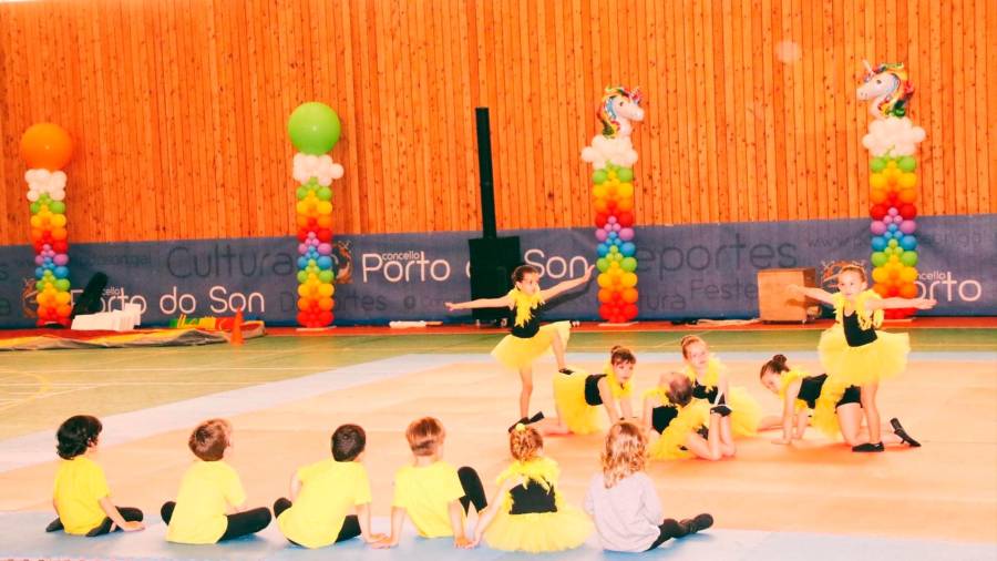Actuación de baile no acto de clausura das escolas deportivas de O Son no 2019. Foto: C. P. 