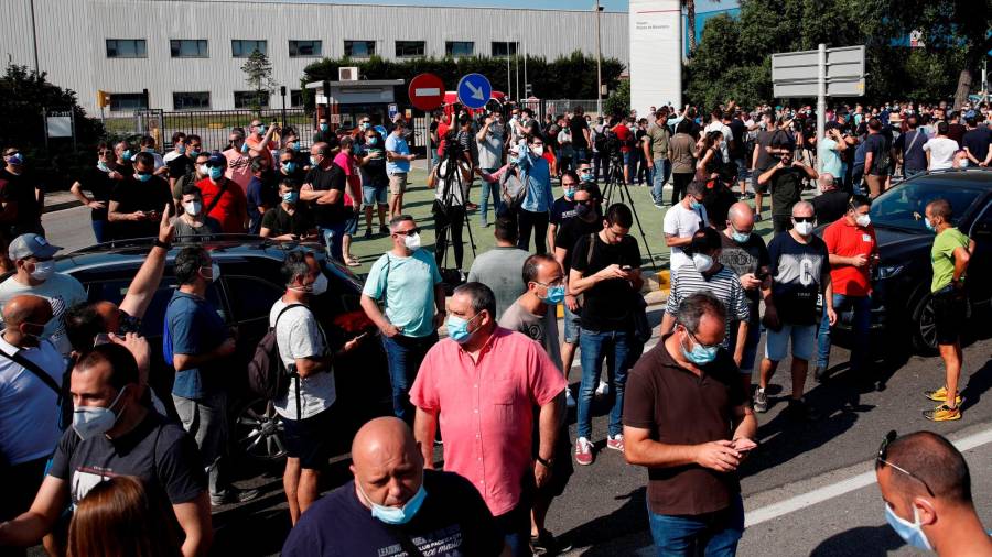 estupor. Decenas de trabajadores de las plantas de Nissan en Barcelona se concentraron ayer. Foto: Alejandro García/Efe