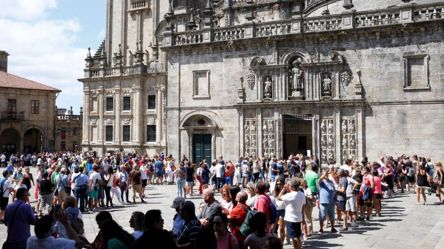 Colas de peregrinos para atravesar la Puerta Santa durante el Año de la Misericordia, en el verano de 2016. Foto: Fernando Blanco