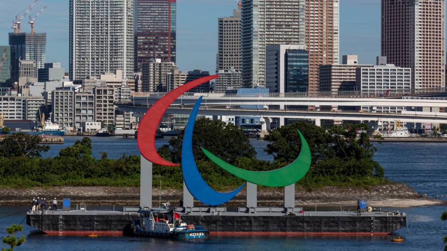 SÍMBOLO El emblema de los Juegos Paralímpicos preside la bahía de Tokio desde hace días. Foto: DPA Europa Press