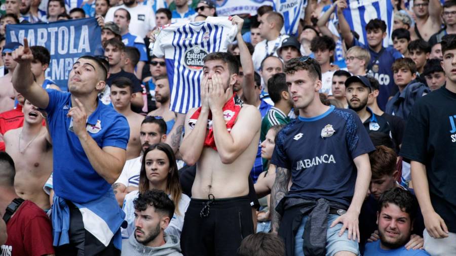 ALTA TENSIÓN. El empate del Albacete a menos de diez minutos para el final del partido cambió por completo las caras de la hinchada del conjunto blanquiazul. Foto: EP 