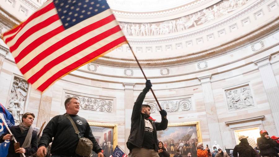 Asaltantes al Capitolio de Estados Unidos en Washington. FOTO: EFE/EPA/JIM LO SCALZO
