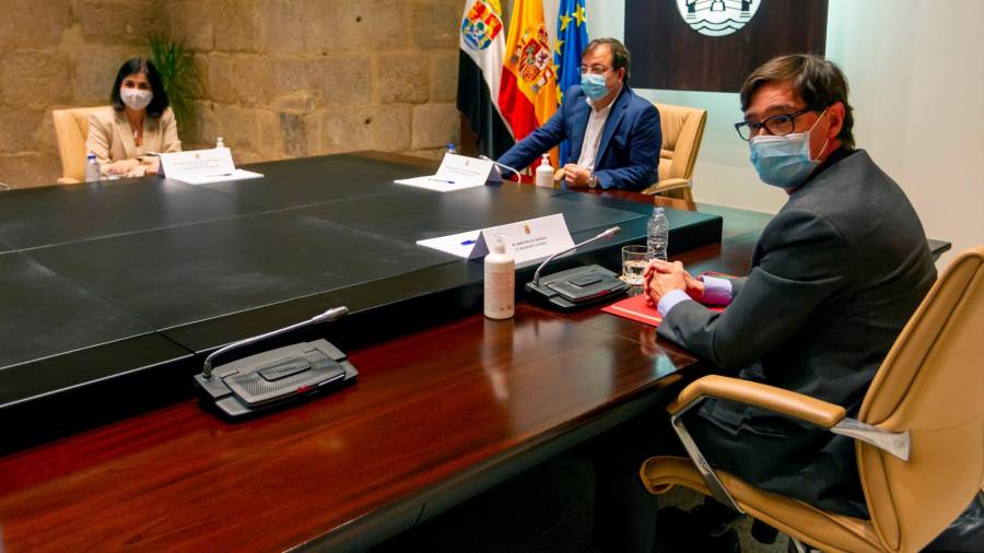 en mérida. Salvador Illa y Carolina Darias se reunieron ayer con el presidente de Extremadura, Guillermo Fernández Vara, antes del Consejo Interterritorial. Foto: Efe