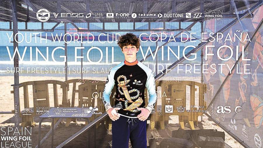 PREMIOS. Martín Tieles con su primer trofeo, tras ganar la Copa de España de Wingfoil Freestyle celebrada en La Oliva (Valencia). Foto: M.T.S.