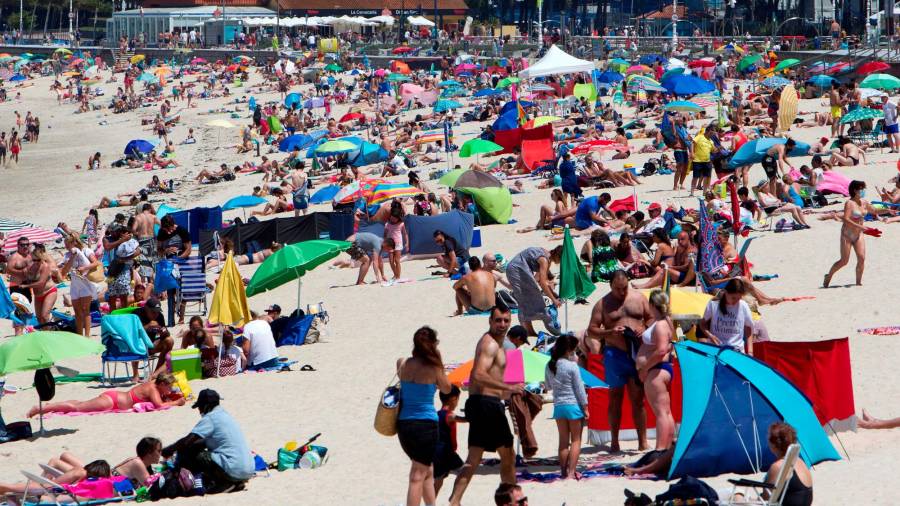 VIGO (PONTEVEDRA), 11/07/2021.- Vista general de la playa de Samil en Vigo este domingo. Por el momento, sólo Galicia y el Cantábrico se libran de la ola de calor que afecta a España desde el pasado viernes. EFE/ Salvador Sas