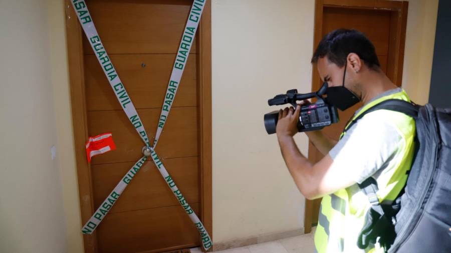 Un reportero toma imágenes en el lugar de la detención en Málaga. Foto: Álex Zea/E.P.