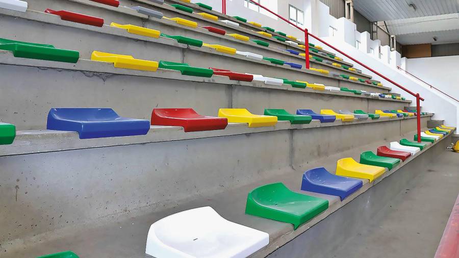 Colocáronse asentos nas gradas do polideportivo. Foto: C. L. 