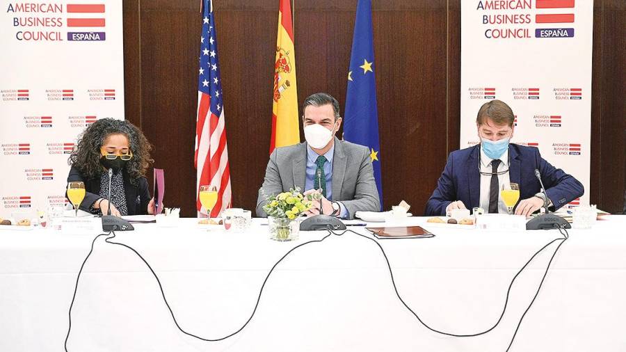 Sánchez en la reunión con empresarios en la que valoró los resultados del PIB. Foto: E. Press 