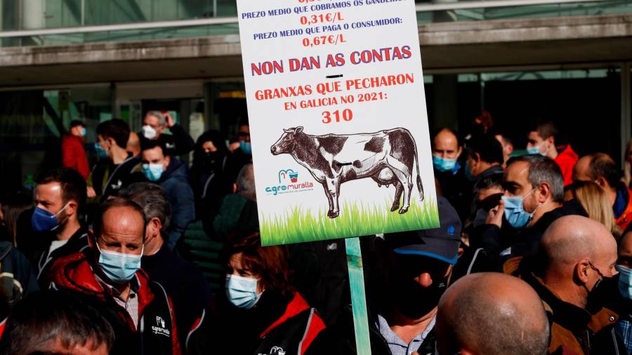 Ganaderos y agricultores en una manifestación para protestar por el bajo precio de la leche. Foto: Eliseo Trigo.