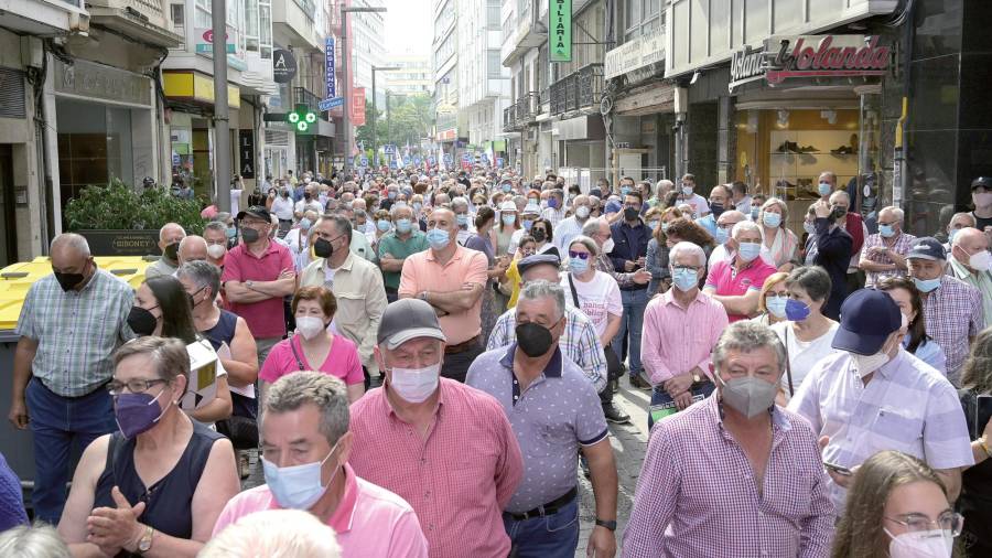 Cientos de vecinos afectados por el cierre de oficinas en la protesta convocada la pasada semana en A Coruña. Foto: Cabalar